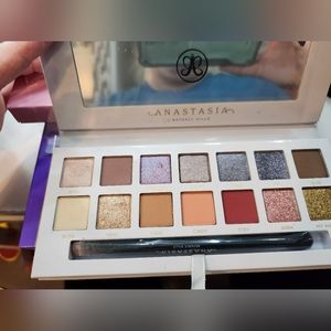 Anastasia Beverly Hills ABH Carli Bybel Limited Edition eyeshadow Palette